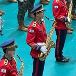 훈련소 수료식 색소폰 연주하는 방탄 알엠