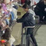 뷔 팬들한테 거침없이 가서 앉음