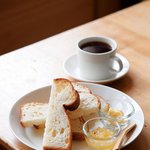 <b>모닝</b>커피 한잔 빵 한 조각 완벽해