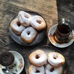 달콤한 <b>도넛</b>과 따뜻한 커피의 조합이란