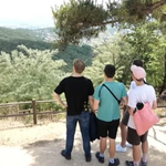 산 정상에 <b>놀러</b>온 외국인을 보고 다가가는 아저씨