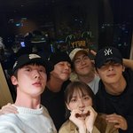 어버이날 기념으로 부모님들, <b>수아</b>랑 다같이 식사한 듯한 아스트로