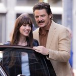 <b>다코타</b> 존-슨&amp;페드로 파스칼 촬영 사진