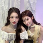 와 <b>사나</b> 설윤 투샷