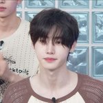 요새 얘 얼굴 <b>폼</b> <b>미</b>칫네……