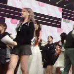 설윤이랑 <b>이서</b> 손잡고 친목하네