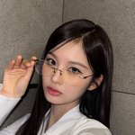 <b>설윤</b> 얼굴 뭐임..?