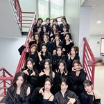 멤버 24명 걸그룹이 음방에서 단체 <b>계단샷</b>을 찍으면