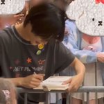 [모두드루와] 투바투 <b>범규</b> 할머니한테 싸인해줌