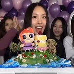 어딘가 <b>특이점</b>이 온 것 같은 뉴진스 해린 생일 케이크