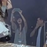 뉴진스 공연 뒤에서 민희진 <b>모습</b>인데