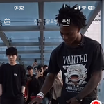 여자분이 아이쇼스피드 신발끈 묶어주기
