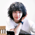 1년전 오늘 갑자기 머리 뽀글이로 볶고 나타나 팬들 놀라게 했던...