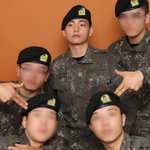 군대 동기들이랑 찍은 사진 <b>올린</b> 방탄 뷔