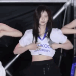 <b>설윤</b> 갑자기 배꼽 까는거 뭐<b>임</b>?