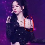 오늘 뮤직<b>뱅크</b> 카리나 의상 어깨끈