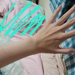 나 <b>손목</b> 진짜 가늘지 않냐