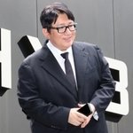 사태’ 후 첫 얼굴 드러낸 방시혁…그의 손엔 갤럭시<b>OO</b> [투자360]