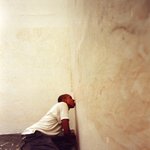 [아트이슈] 갤러리 벽을 혀로 핥다가 피를 본 예술가