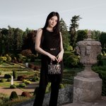 디올 <b>sns</b> 올린 한소희 사진