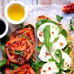 모차렐라와 토마토는 환상의 <b>조합</b>이지