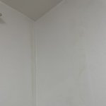 [꼭조언부탁] 새로 바른 <b>벽지</b>인데 왜이러는지 아시는분 계신가요