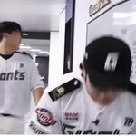 장발 조언 구하는 데이식스 <b>성진</b>