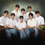 데뷔 1주년 기념으로 가족사진 찍은 남돌