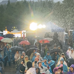 비맞으면서 팬서비스 해주는 <b>키썸</b>