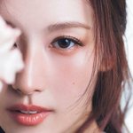 트와이스 사나 X <b>프라다</b> 8월호 커버 화보