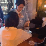 식당에서 만난 팬 사인해주는 조유리 전<b>소미</b>