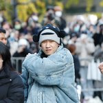 [모두드루와] ‘조이’ 크러쉬, 귀요미 <b>모자</b>쓰고 '뮤뱅' 출근