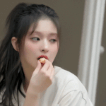 <b>이나경</b> 포니테일한거 개이쁘다