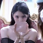 <b>한소희</b> 얼굴 진짜 작아보인다