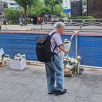 다니는 길" 멈춰서 넋 잃은 표정…<b>시청역</b> 사고현장엔 국화꽃 수북