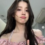 아이유, 화려한 옷에도 얼굴만 보여…요정이 여기 있네