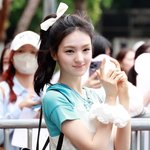 <b>레인</b>부츠 귀욤뽀짝하게 신은 솔로가수 규빈 뮤직뱅크 출근길.jpg