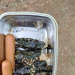 <b>어느날</b> 남자는 김밥이 먹고싶어서 쌌어요.