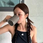 혜리, 수영복 착시 불러오는 밀착 패션…허리 한 줌의 <b>슬렌</b>더 매력