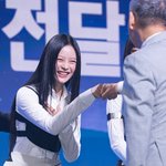 [현장포토] "<b>주먹</b>인사, 즐거워"...하니, 깜찍한 미소 디스패치사진