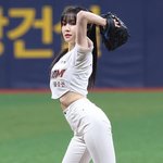 [댓글부탁해] [포토] 유주 '따라랏 시구'