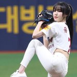 [댓글부탁해] [포토] 유주 '고척돔 숨죽인 여자친구 <b>와인드업</b>'