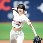 [댓글부탁해] 유주 ‘탄탄 복근 시구’ [<b>MK</b>포토