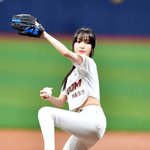 [댓글부탁해] [포토]‘키움-한화전 경기시작알리는’ <b>유주</b>
