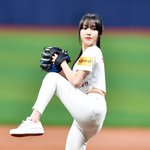 [댓글부탁해] [포토]‘키움에서 두번째 시구!’ <b>유주</b>