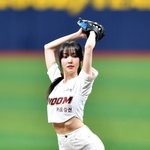 [댓글부탁해] [포토]‘류현진 상대로 이겨줘요!’ <b>유주</b>