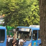 버스에 깔린 여성 <b>시민</b>들이 버스 들어올려 구조