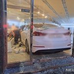 상가로 차량 돌진.1명 사망.10대 학생등 2명 부상