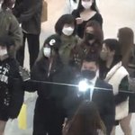 뭐 그리 대단한 사람들 지나간다고