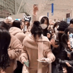 아이린은 <b>공항</b>에서 넘어질 뻔해도 가만히 있었는데